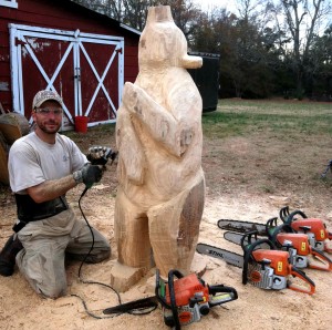 JR Chainsaw Carvings Jerry Reid Working on bear carving